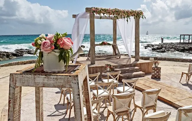 Ceremonia de boda al aire libre junto al mar