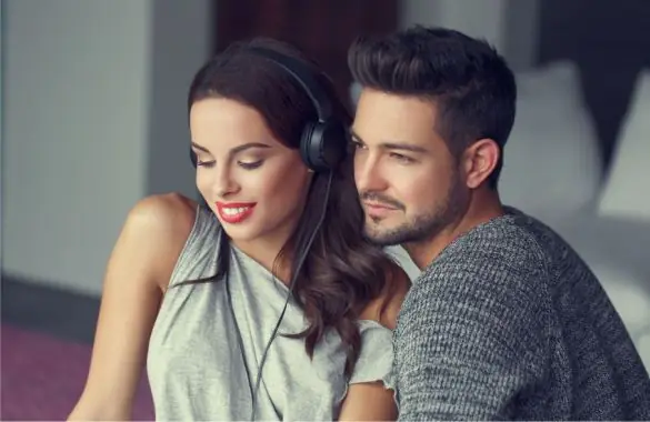 Pareja sonriendo, las emociones que despierta un buen aroma