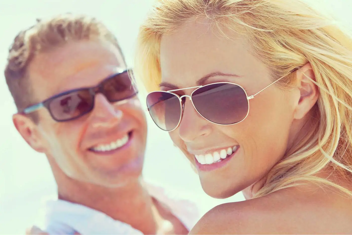Pareja feliz con gafas de sol: experiencia de marca