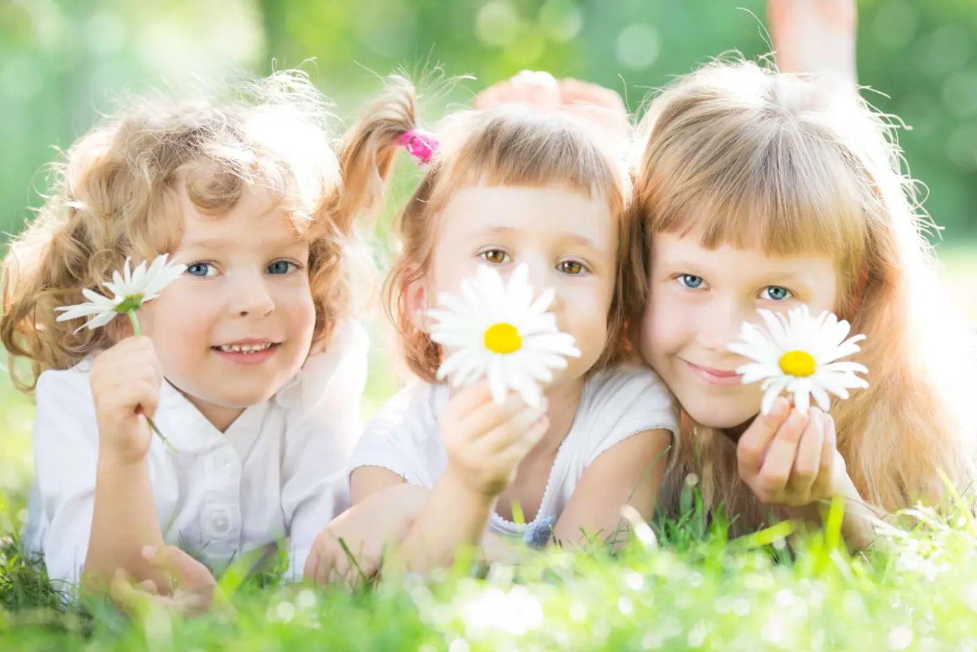 Niños sonriendo en el campo, recuerdos olfativos