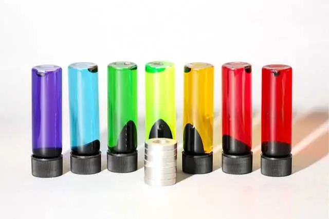Frascos de colores para crear un odotipo